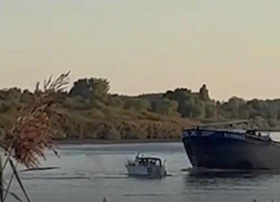 Binnenvaartschip ramt jacht, omstanders filmen het en gillen het uit