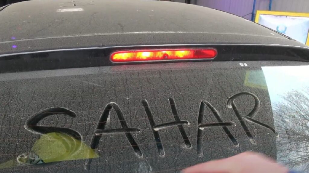 Stel je auto wassen nog maar even uit: Saharazand onderweg