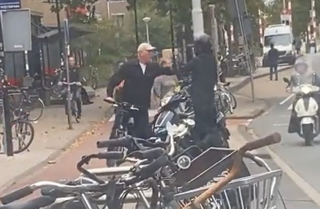 Krankzinnige beelden uit Amsterdam: scooterrijder mept met hangslot in op bejaarde man 