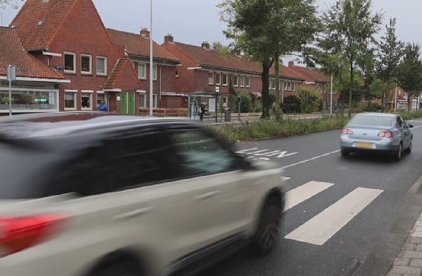 Amsterdamse taxichauffeur ramt een kinderwagen op zebrapad en gaat er pijlsnel vandoor