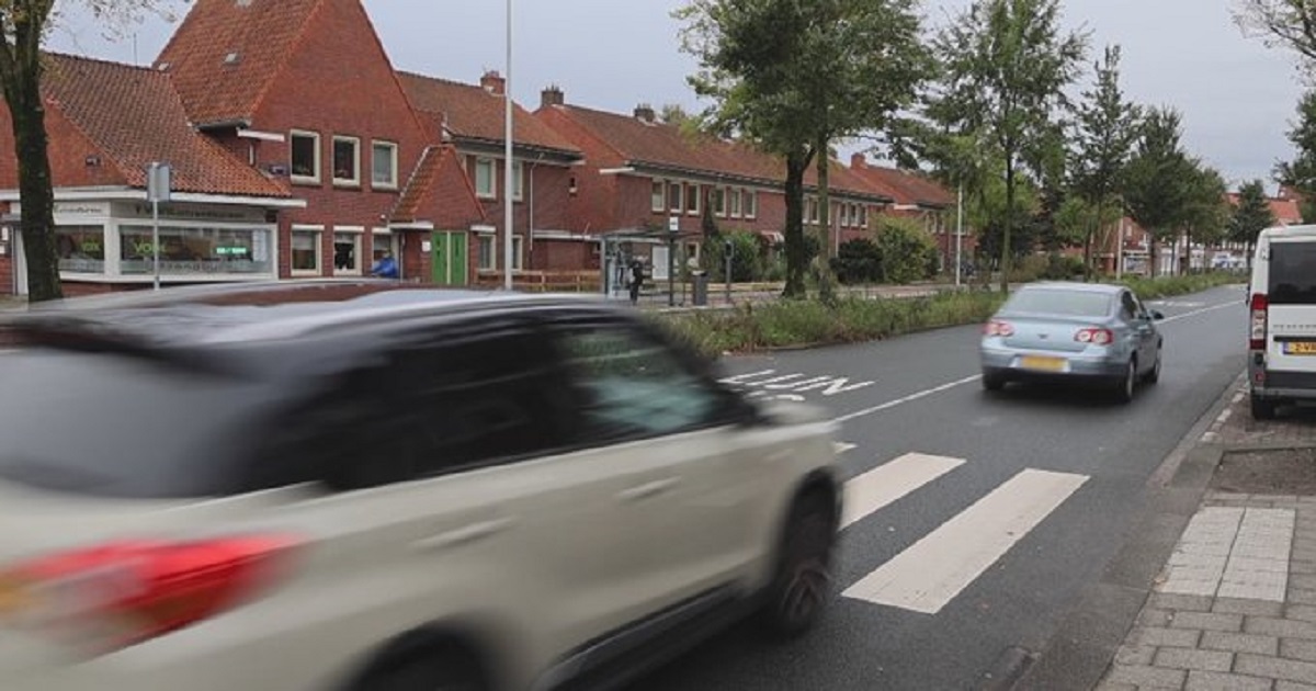 Amsterdamse taxichauffeur ramt een kinderwagen op zebrapad en gaat er pijlsnel vandoor