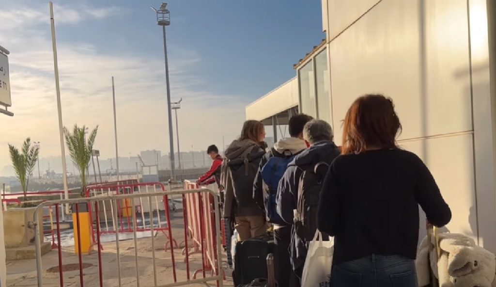 Vakantie start voor Tilburgse moeder met 4 kids in drama: Douane in Spanje neemt paspoorten in