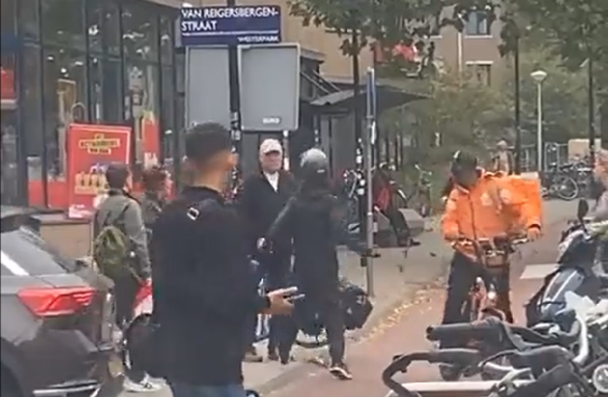 Krankzinnige beelden uit Amsterdam: scooterrijder mept met hangslot in op bejaarde man