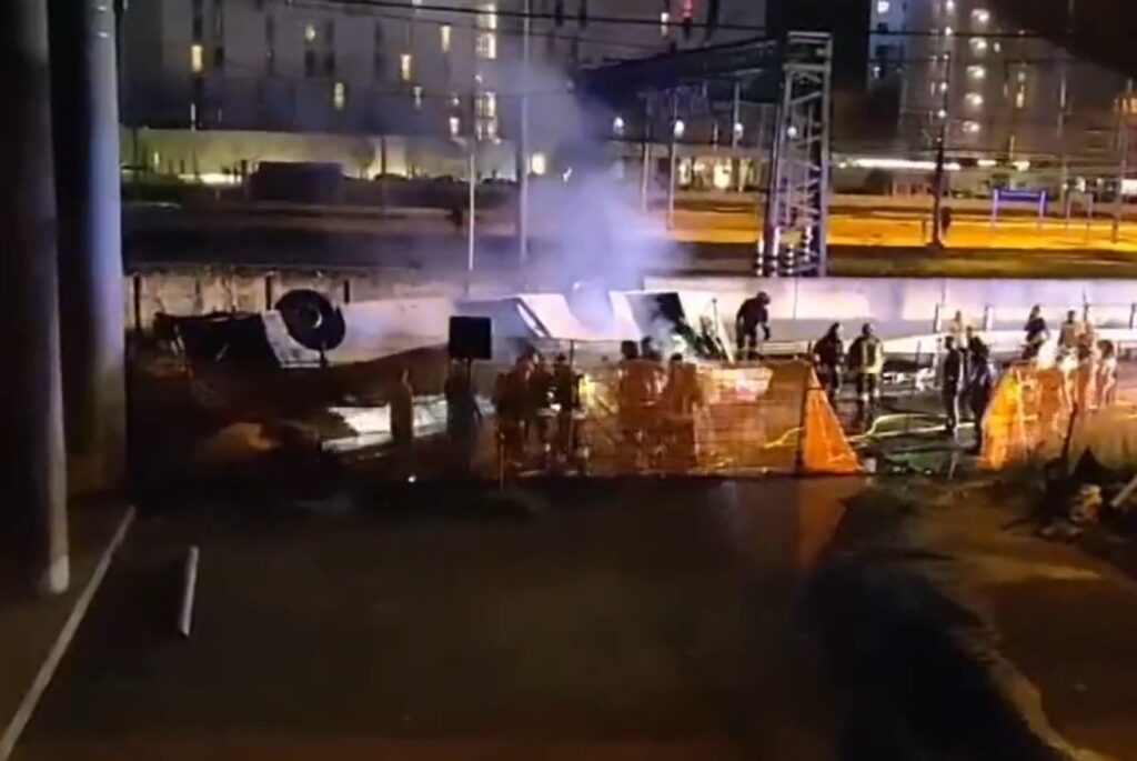 Brekend nieuws: Lijnbus rijdt van viaduct af, zeker 20 mensen omgekomen