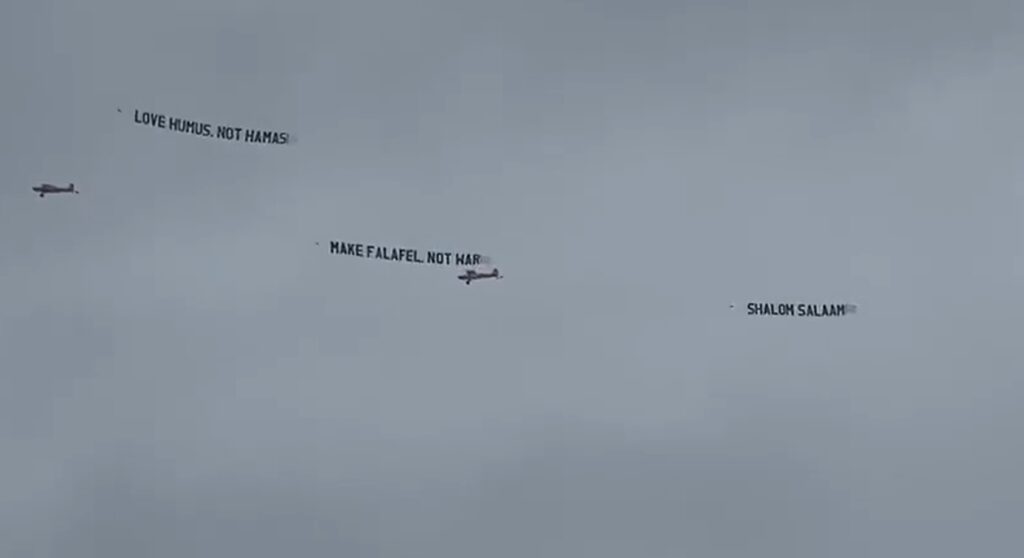 Stichting laat vliegtuigjes over demo in Amsterdam vliegen met rake teksten