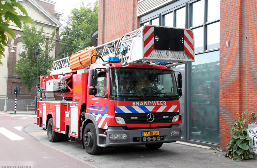 In de Belgische stad Hoei hebben vannacht zes mensen het leven gelaten bij een woningbrand. Het gaat om een gezin met vier kinderen.
