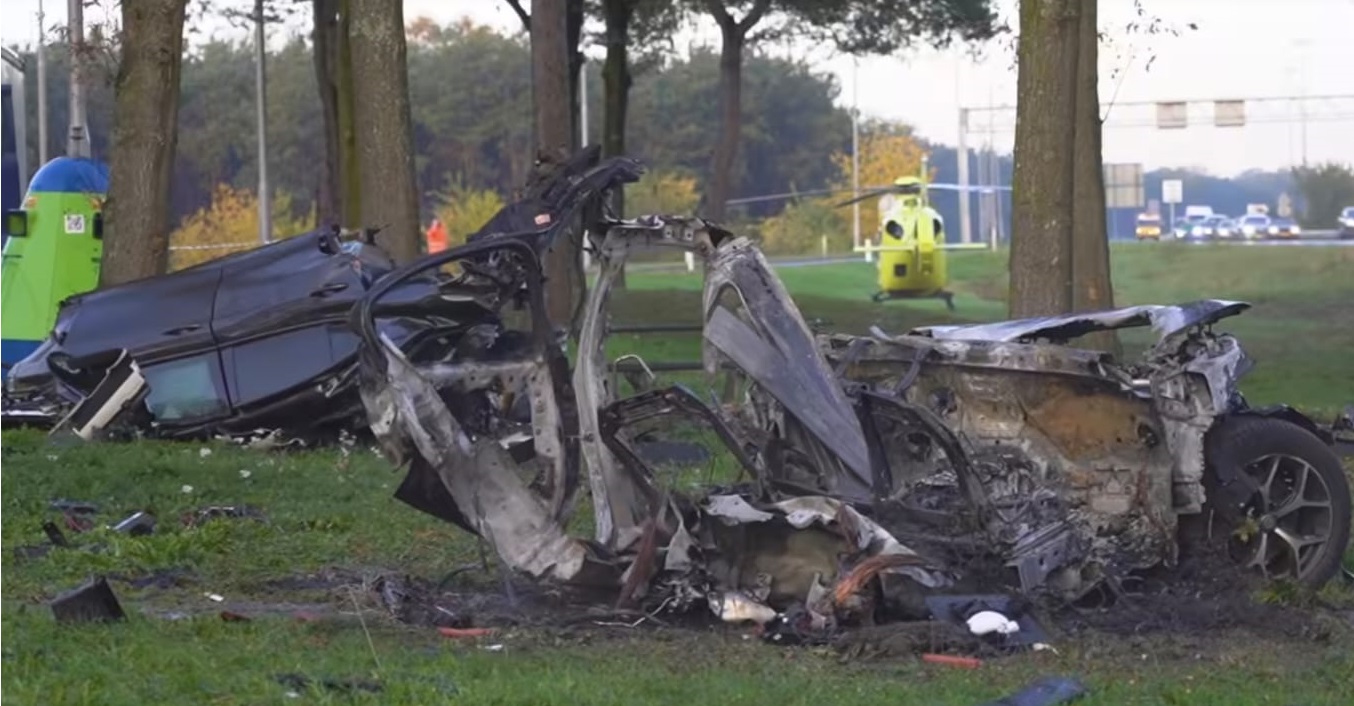 Auto breekt in stukken en vliegt in de hens in Tilburg
