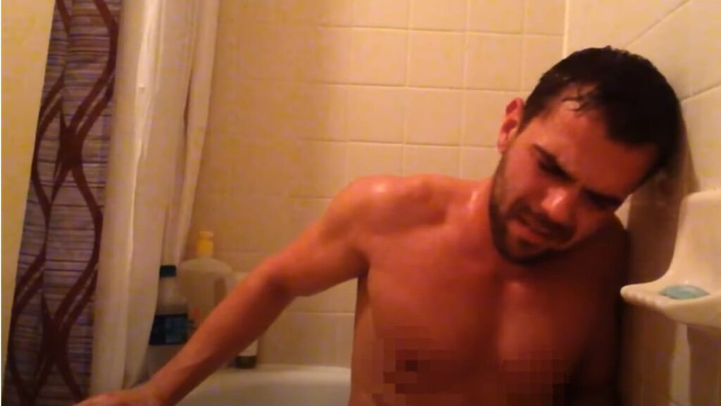 Man filmt zichzelf in bad en krijgt uit het niets een hartaanval