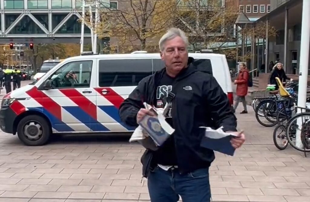 Brekend: Edwin Wagensveld verscheurt heilig boek op straat en in de rechtszaal