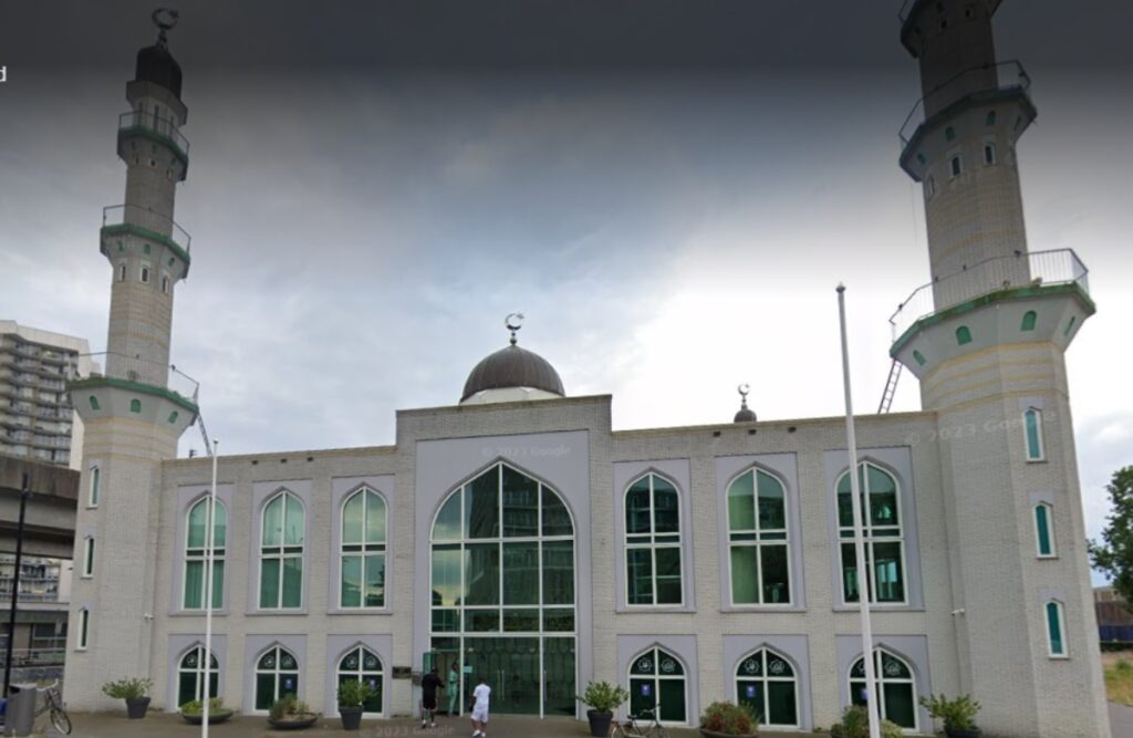 Buurt wordt gek van moskee vier keer per dag : ''Is dit nog Nederlands?''