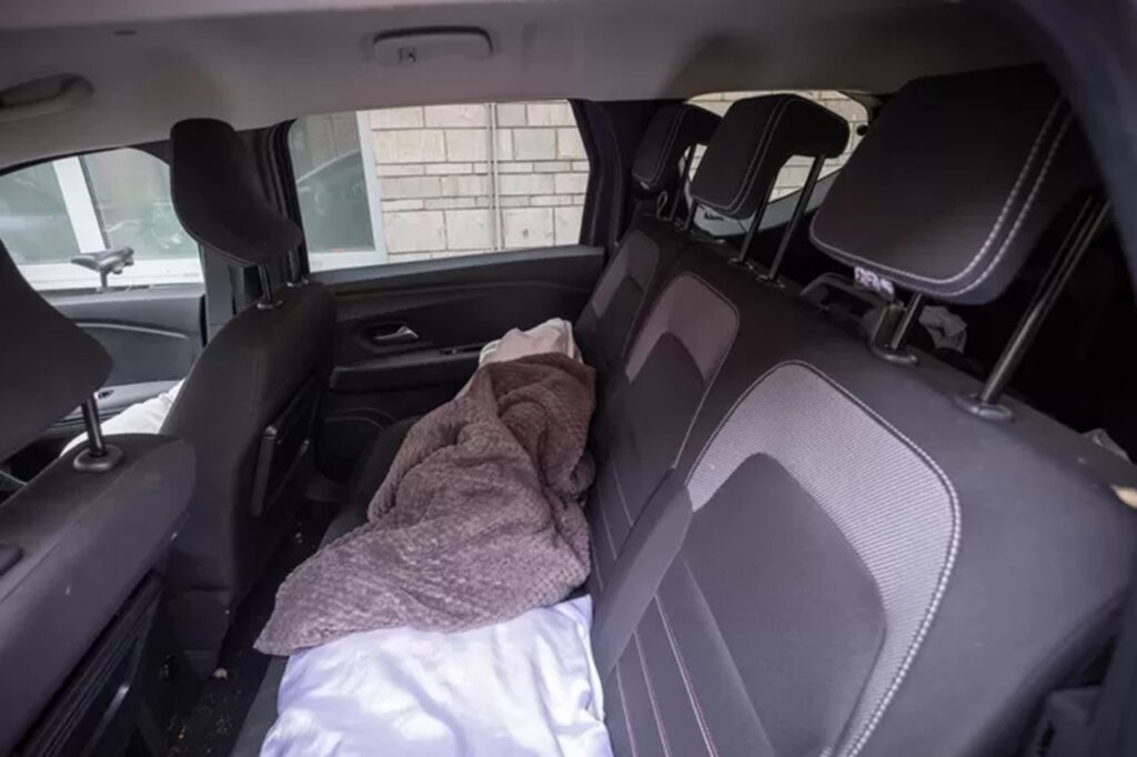 Gezin met vier kinderen slaapt noodgedwongen in auto: ''Mama, het is zo koud''