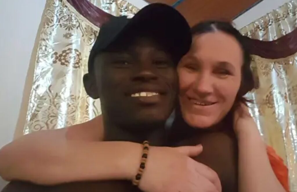 Heidi dumpt haar man en negen kinderen voor een internetliefje uit Gambia