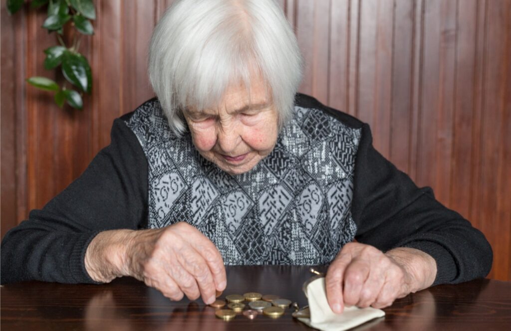 Helena (83) wil met haar laatste geld een kopje thee betalen, wordt geweigerd: ''Alleen pin''