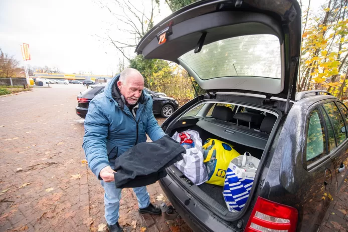 Jan (74) slaapt al een jaar in zijn auto: ''Ik overleef niet nog een winter''