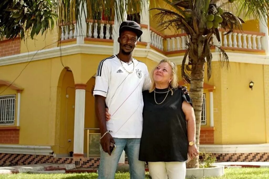 Michelle (58) trouwt met 'rijk model' uit Gambia: ''Ik ben alles wat hij wil''