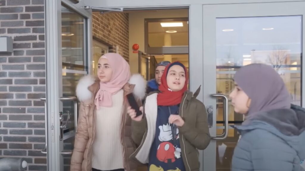 Moslimscholieren proberen hun regels op school in te voeren