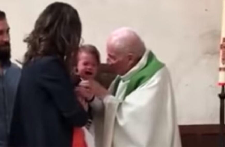 Priester geeft huilend baby'tje keiharde platte hand, ouders doen niets