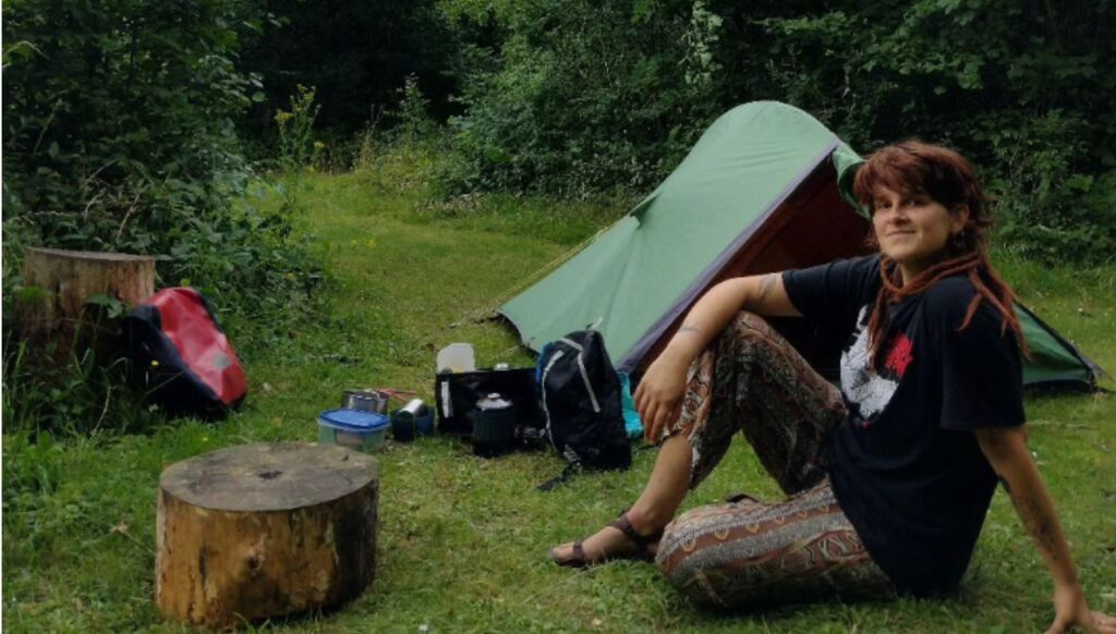 Simone (28) stapt uit het systeem, gaat in een tentje in het bos wonen