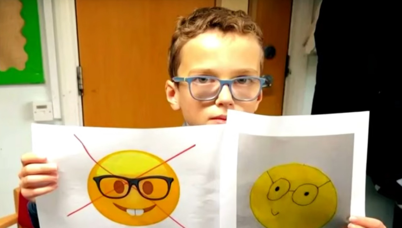 Aangeslagen jongetje eist afscheid van 'nerd-emoji'
