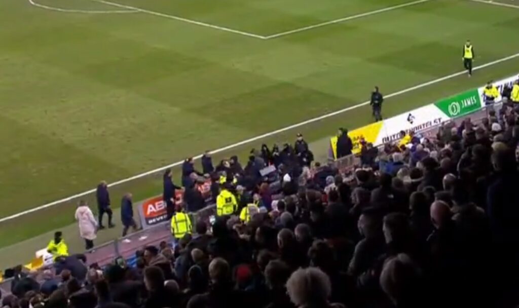 'Vitesse-fans vallen mindervalide supporters en een doodzieke fan aan'