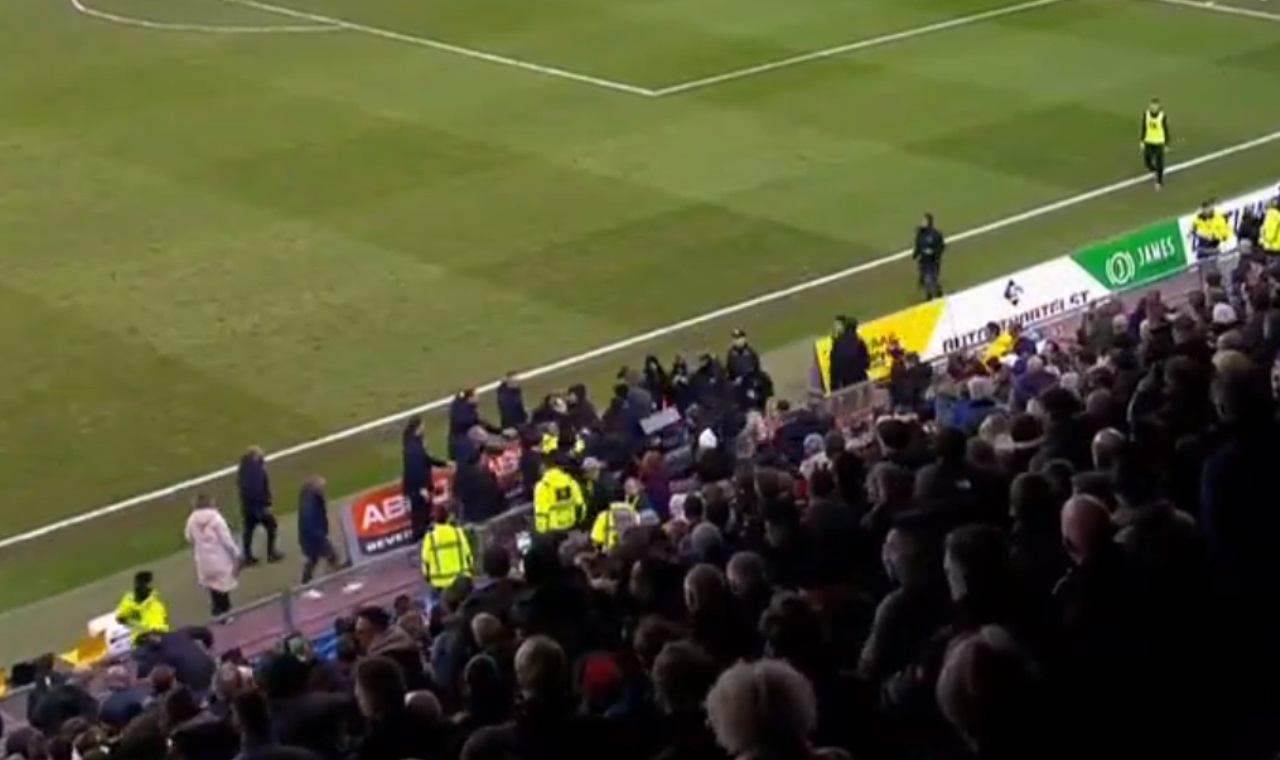 'Vitesse-fans vallen mindervalide supporters en een doodzieke fan aan'