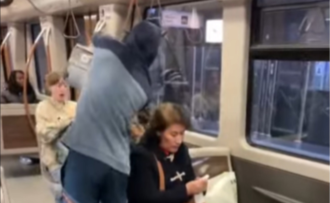 Belgische YouTuber gooit emmer met diarree in het gezicht van willekeurige metropassagier en rent weg