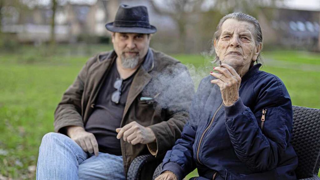 Dementerende Hilda (83) moet van instelling na 70 jaar stoppen met roken, zoon start zaak